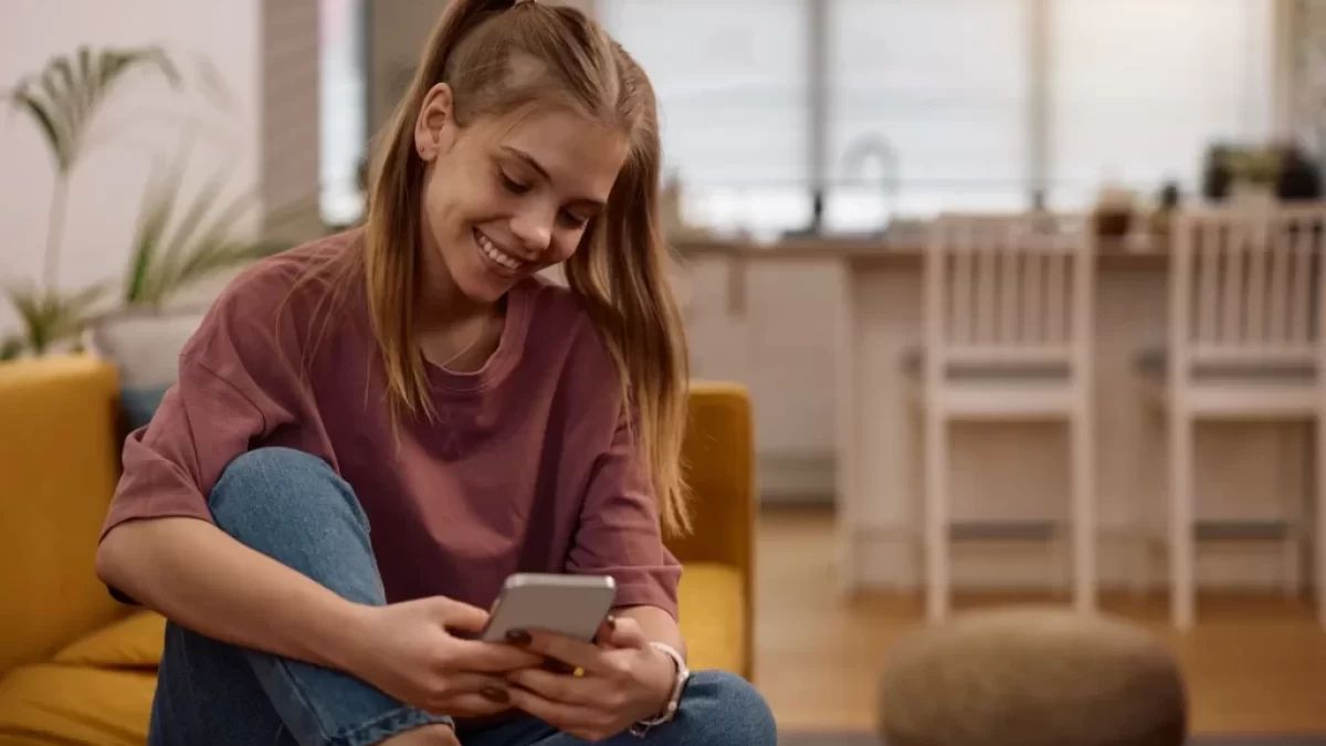 Dívka píše sms