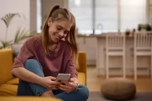 Dívka píše sms