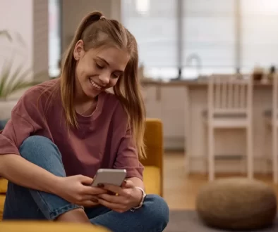 Dívka píše sms