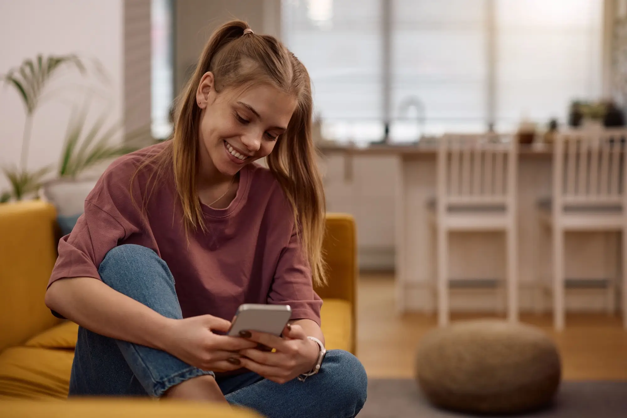 Dívka píše sms