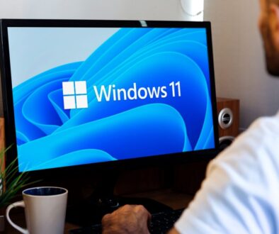 Muž u počítače s Win11