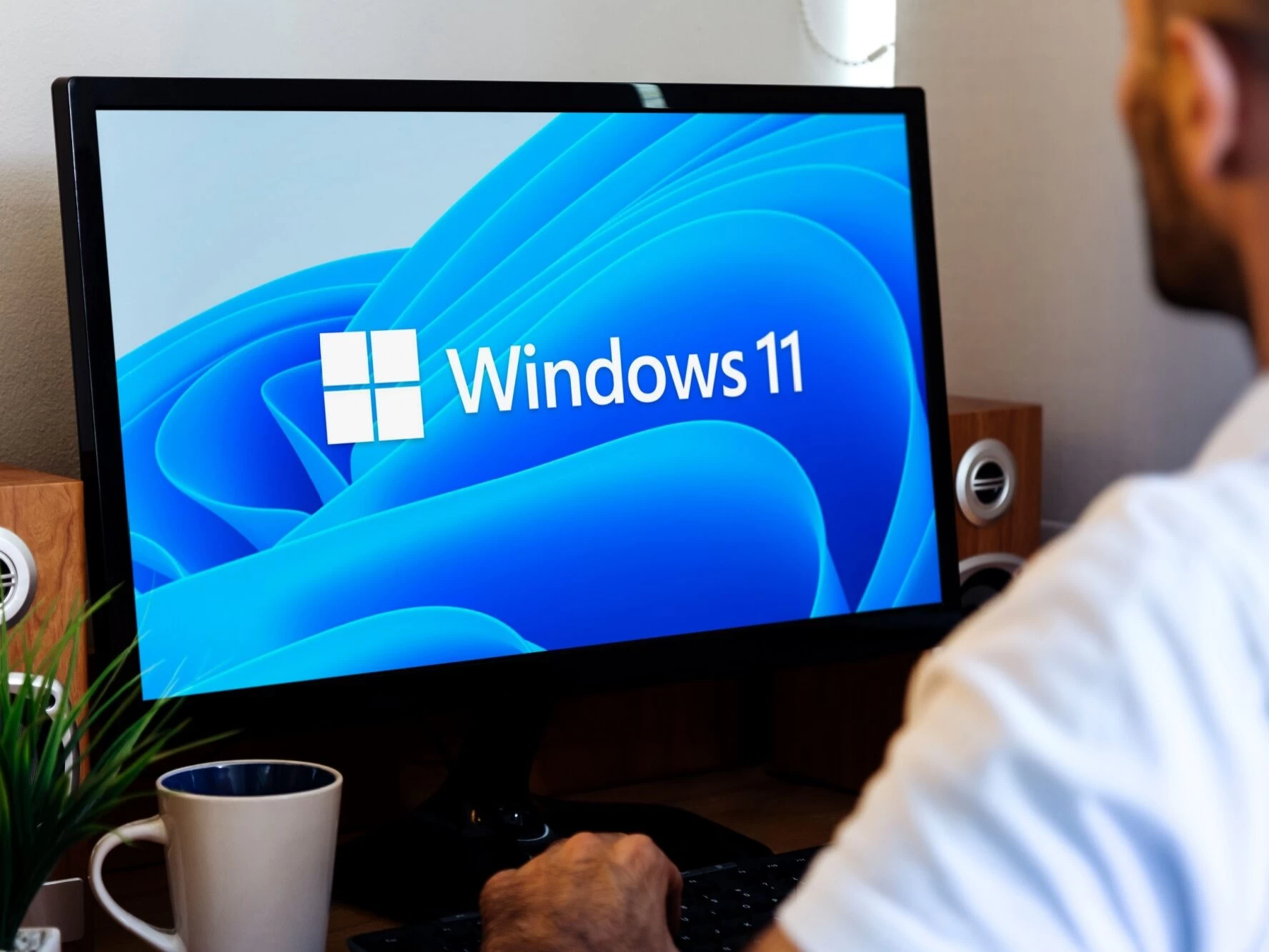Muž u počítače s Win11