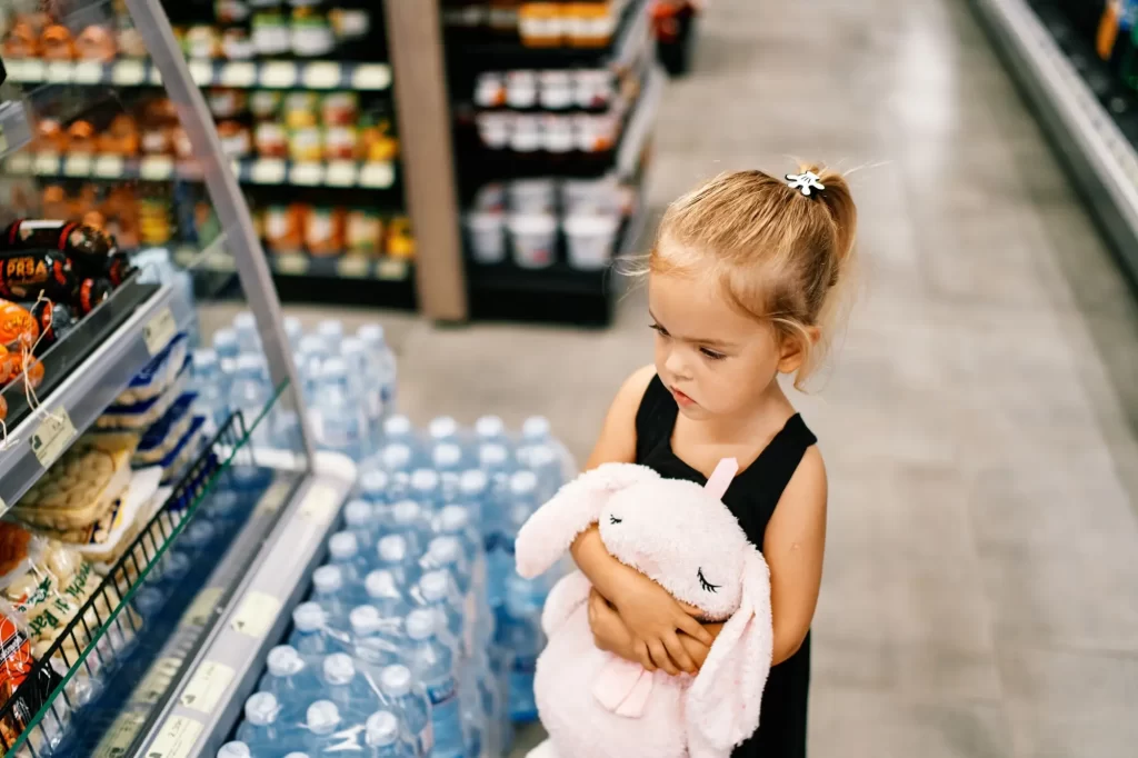 Shutterstock_2602403323 - Techsvět Holčička v supermarketu