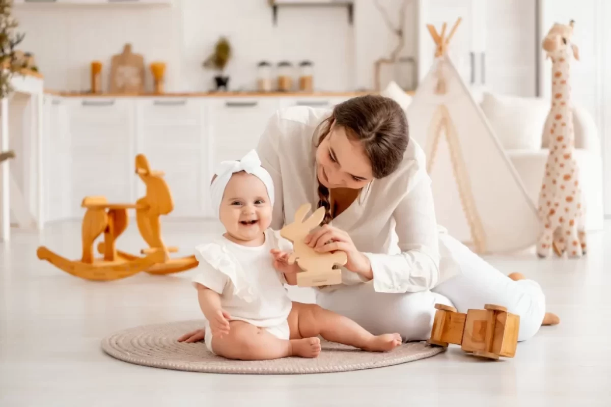 Žena s miminkem v pokoji