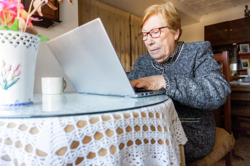 Nepracující důchodce se již o zdravotní pojištění starat nemusí - Techsvět Seniorka s počítačem
