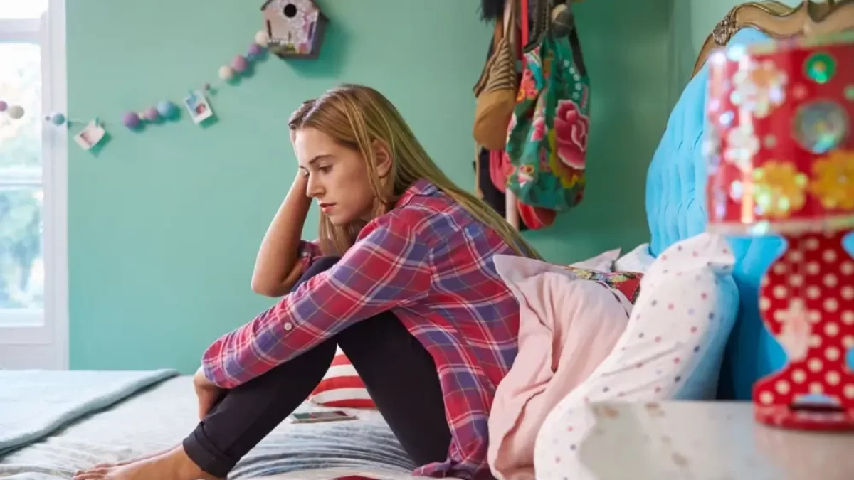 žena sedí na postele