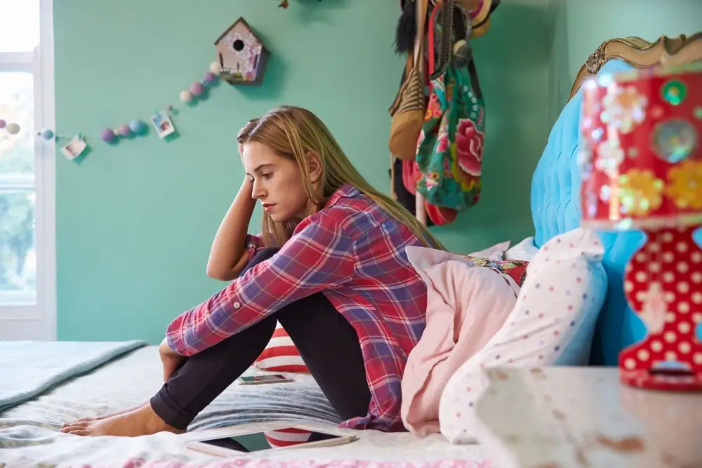 žena sedí na postele
