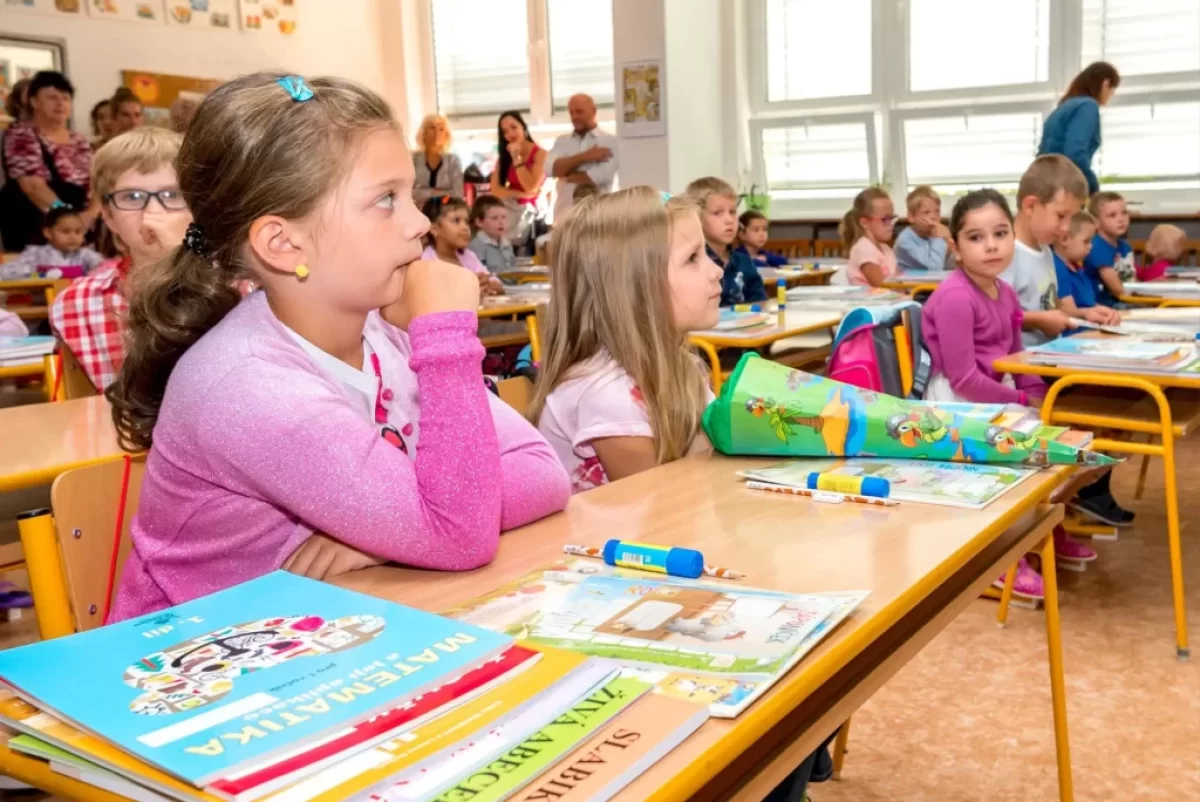 Děti ve školních lavicích