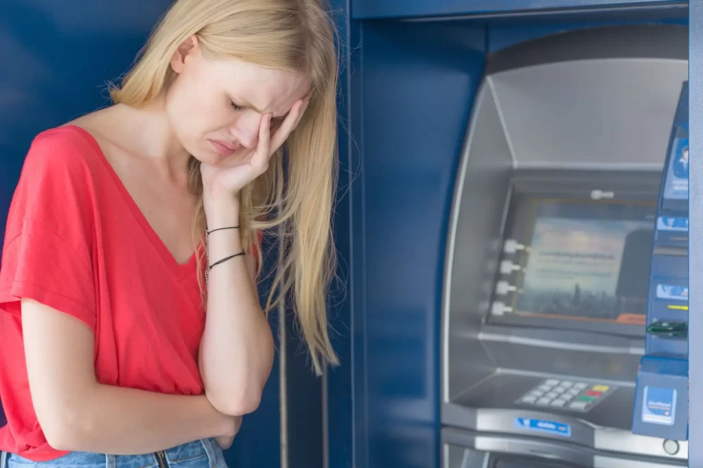 - Techsvět nešťastná žena u bankomatu
