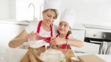 máma peče s dcerou
