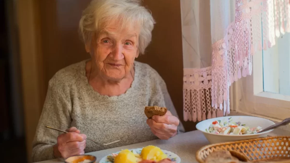 Seniorka obědvá