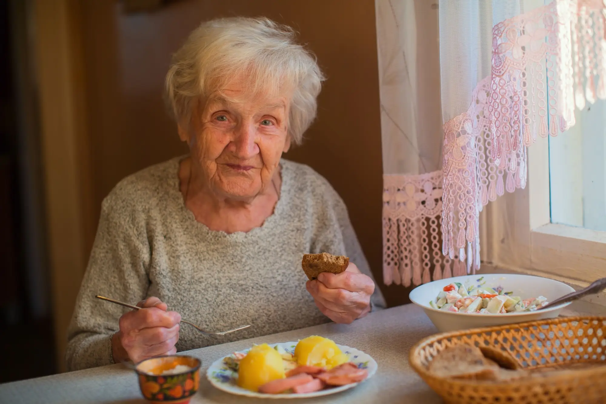 Seniorka obědvá