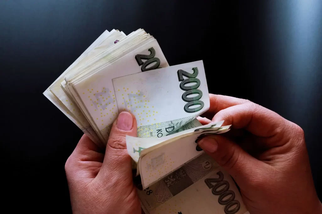 Shutterstock_prvni2 - Techsvět Žena počítá bankovky