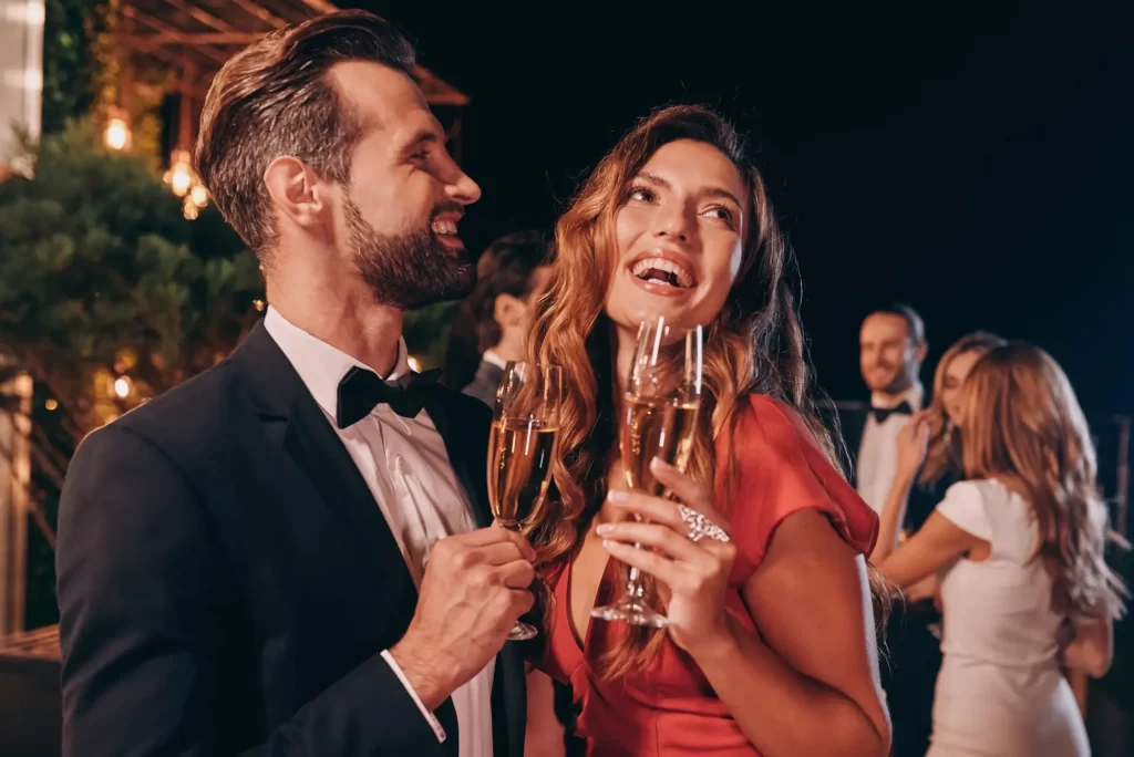Shutterstock_treti - Techsvět Muž a žena na party
