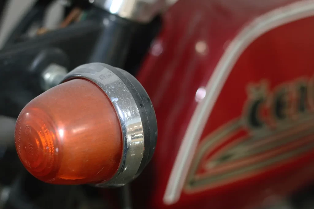Za nemalé peníze můžete prodat i různé náhradní díly, FOTO: Shutterstock - Techsvět motocykl jawa