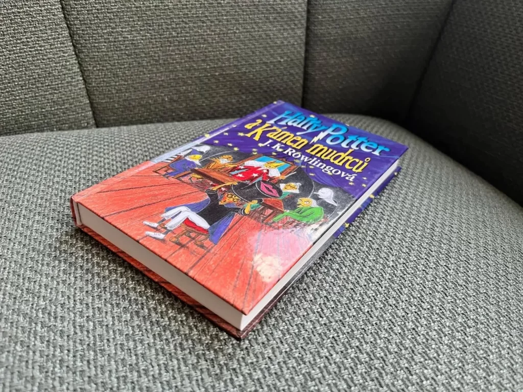 V dražbě zájemce za tuto knihu nabízí 27 tisíc korun. Částka ale nejspíš ještě naroste. - Techsvět Harry Potter
