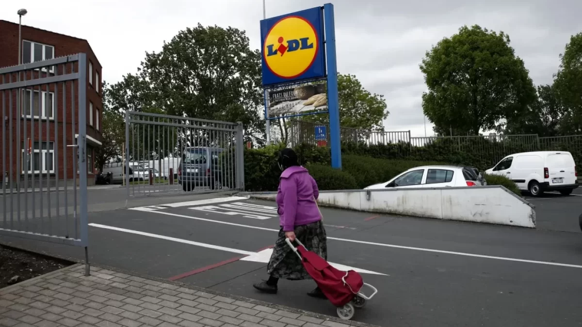 žena s taškou jde do Lidlu