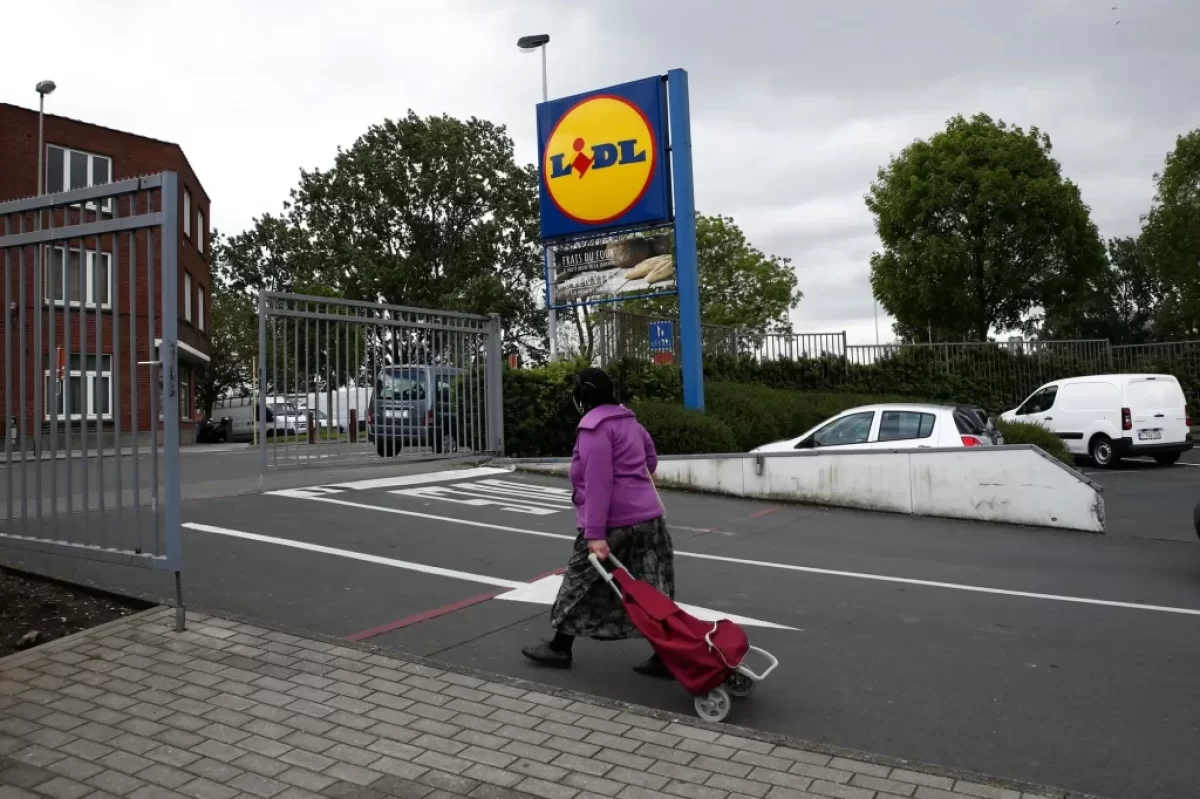 žena s taškou jde do Lidlu