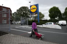 žena s taškou jde do Lidlu