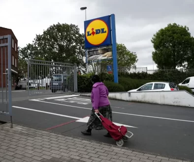 žena s taškou jde do Lidlu
