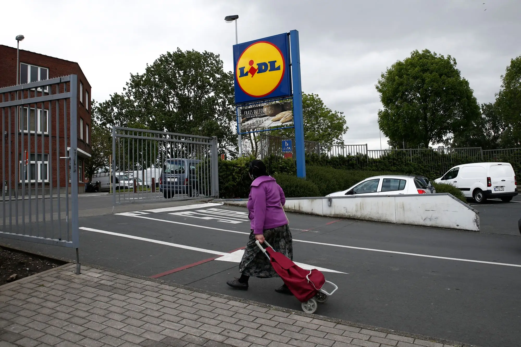 žena s taškou jde do Lidlu