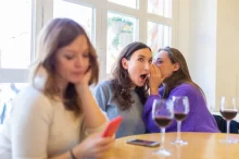 krutá dívka pomlouvá ostatní