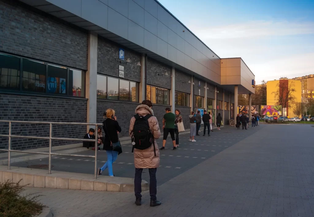 fronta před obchodem - Techsvět fronta před obchodem