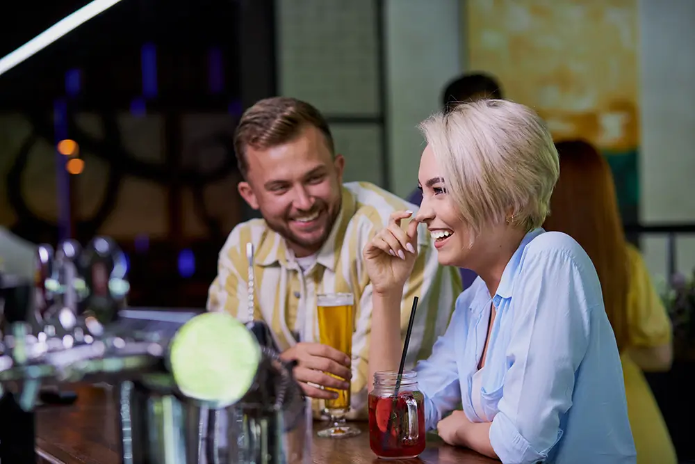 Panny možná čeká zajímavé seznámení. - Techsvět muž flirtuje se ženou v baru