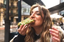 Kamila snídá chléb s avokádem