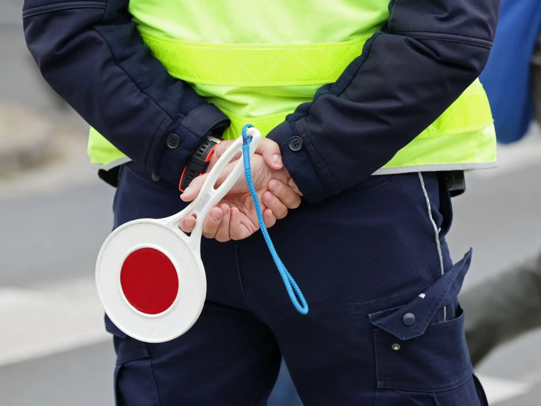 Dopravní policista s terčíkem