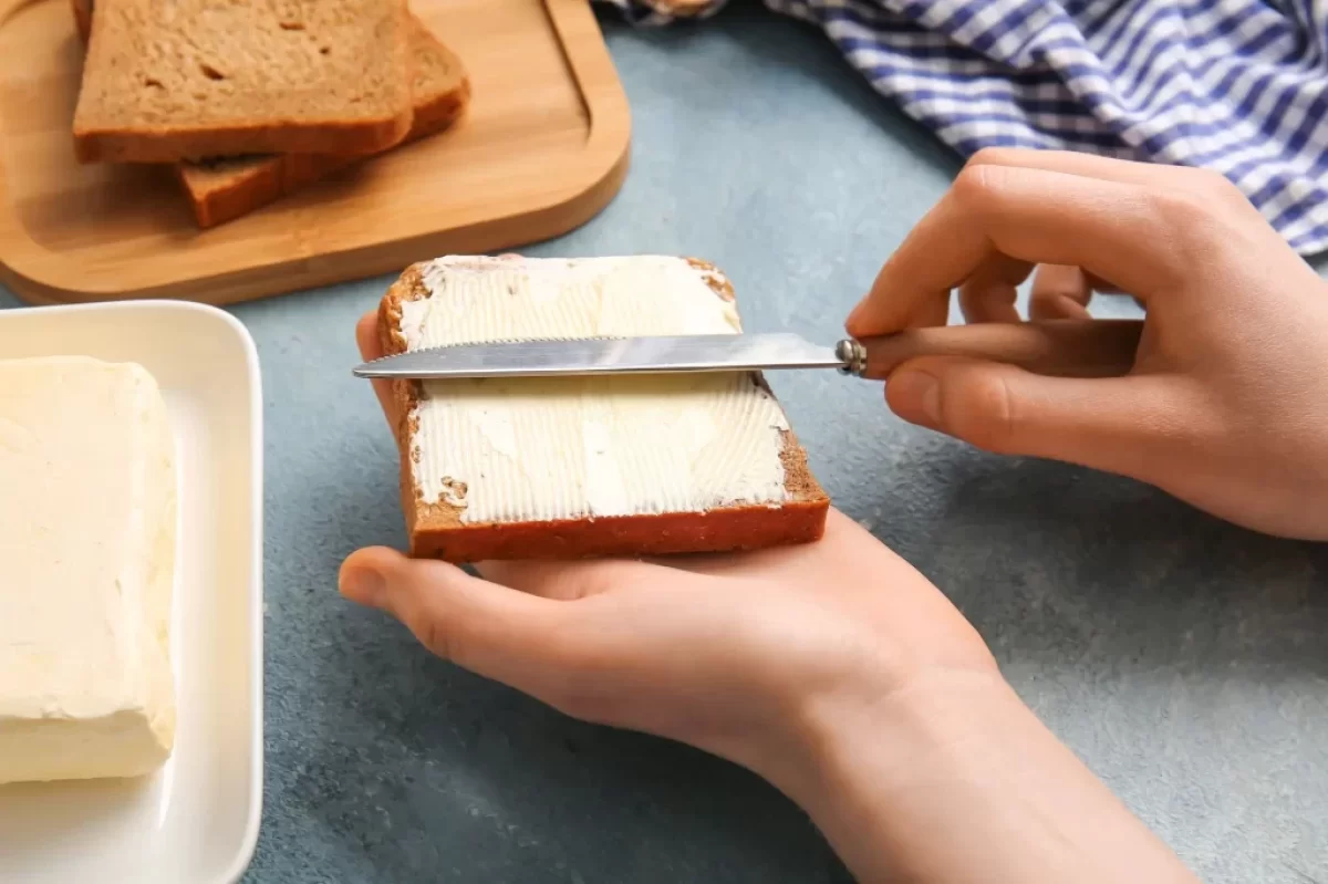 V másle se mohou ukrývat zdraví nebezpečné bakterie.