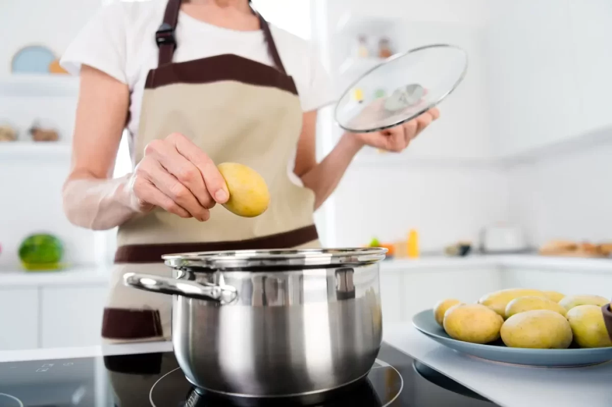 žena vaří brambory