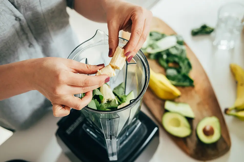 Smoothie vyrobíte z 1 avokáda, 2 mražených banánů a 1 a 1/2 hrnku mléka. - Techsvět Kamila vyrábí smoothie z banánu a avokáda