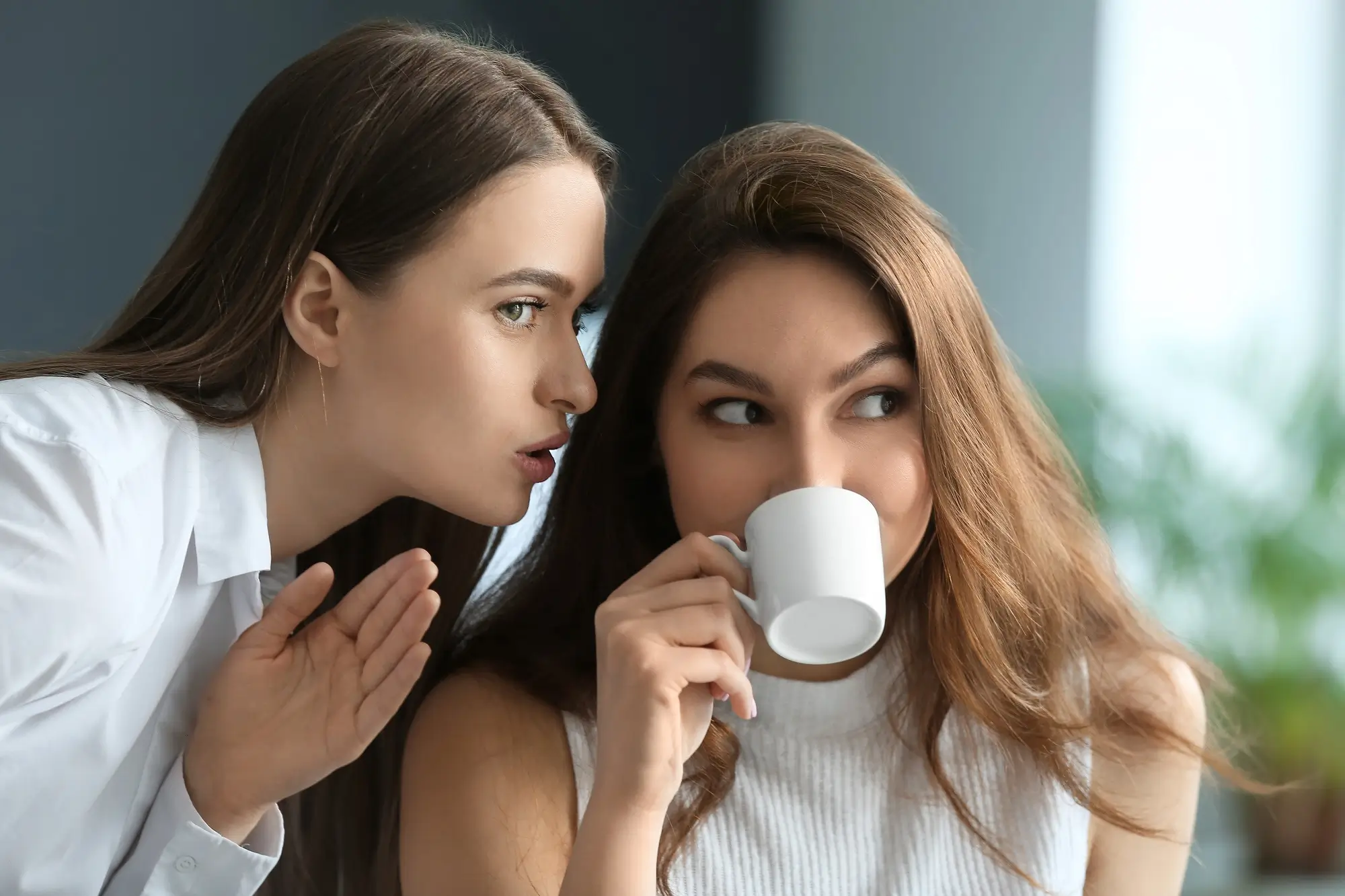 shutterstock_2117864282 - Techsvět žena pomlouvá ostatní