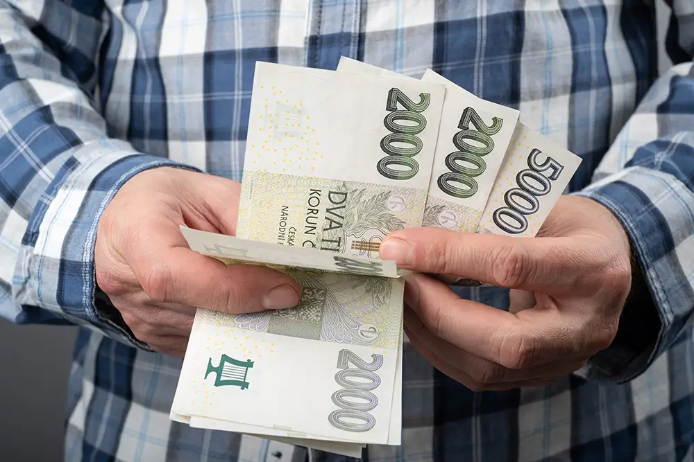 Býkům by se měla naskytnout příležitost vydělat si více peněz. - Techsvět muž drží v ruce peníze
