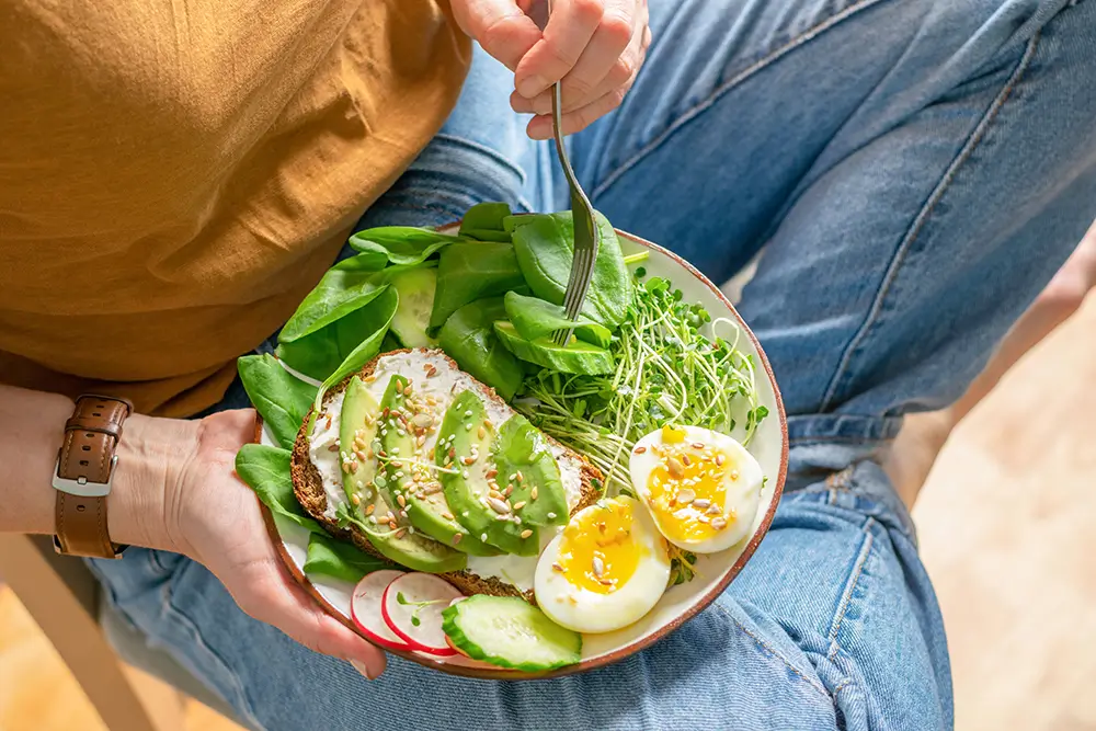 Zdravá snídaně, kterou si s radostí dopřává i Kamila. - Techsvět snídaňový talíř s avokádem, tvarohem, vejcem a microgreens.