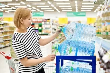 žena nakupuje velké množství vody