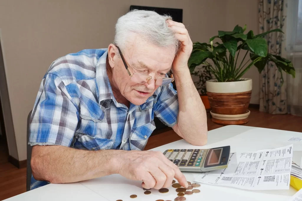 senior přepočítává peníze - Techsvět senior přepočítává peníze