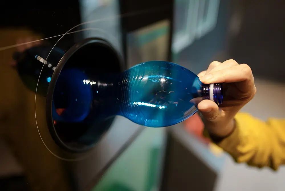 Od ledna 2026 by se měly v Česku zálohovat i některé plastové lahve a plechovky. - Techsvět vracení plastové lahve