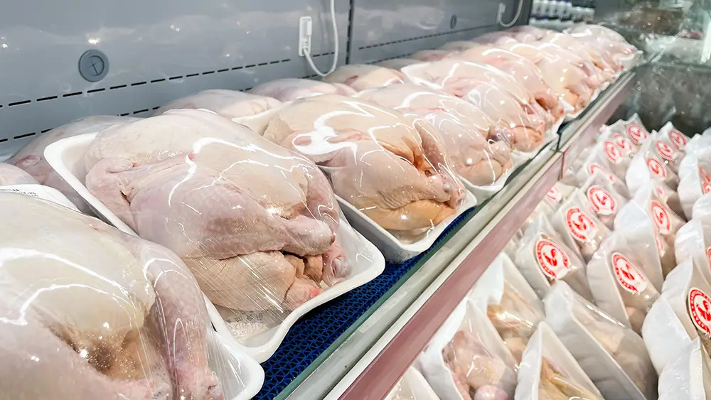 Obecně platí, že se vyplatí koupit kuře v celku a naporcovat si ho sami, protože kolikrát celé kuře získáte i za cenu samotných prsou. - Techsvět kuře v celku