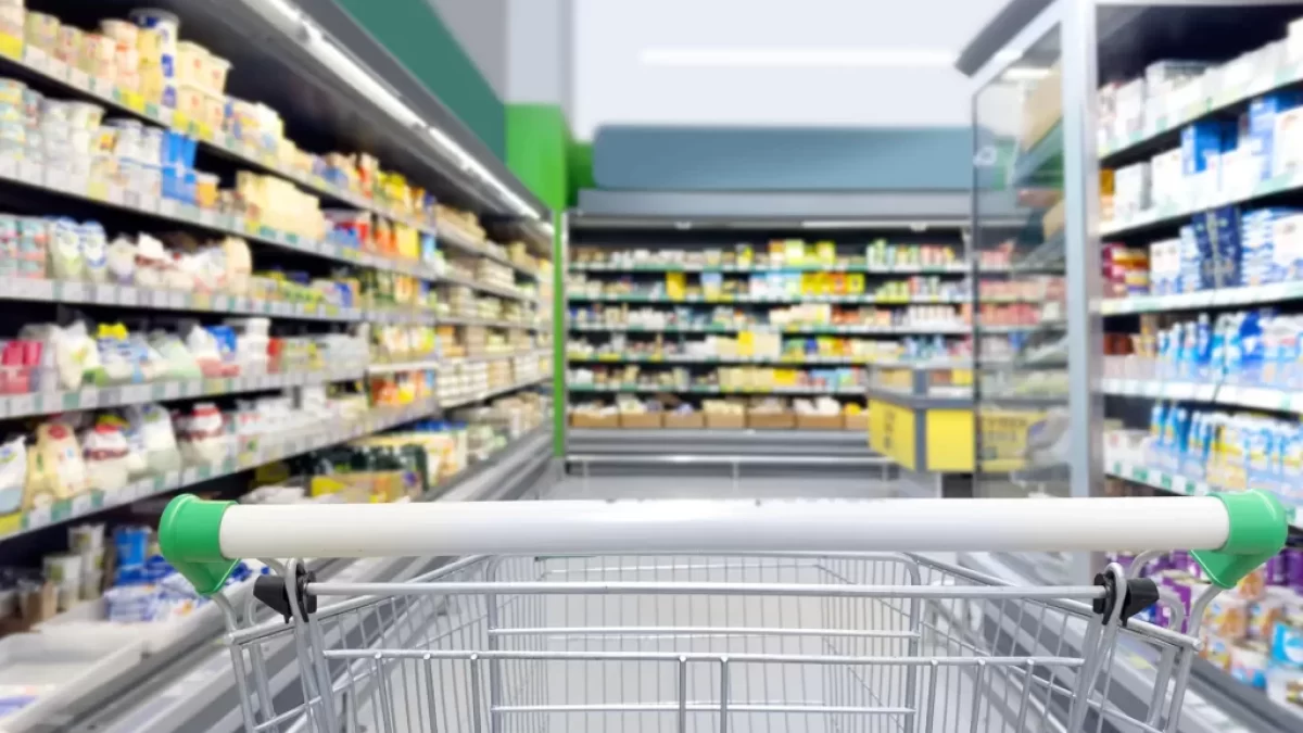 nákupní vozík v supermarketu