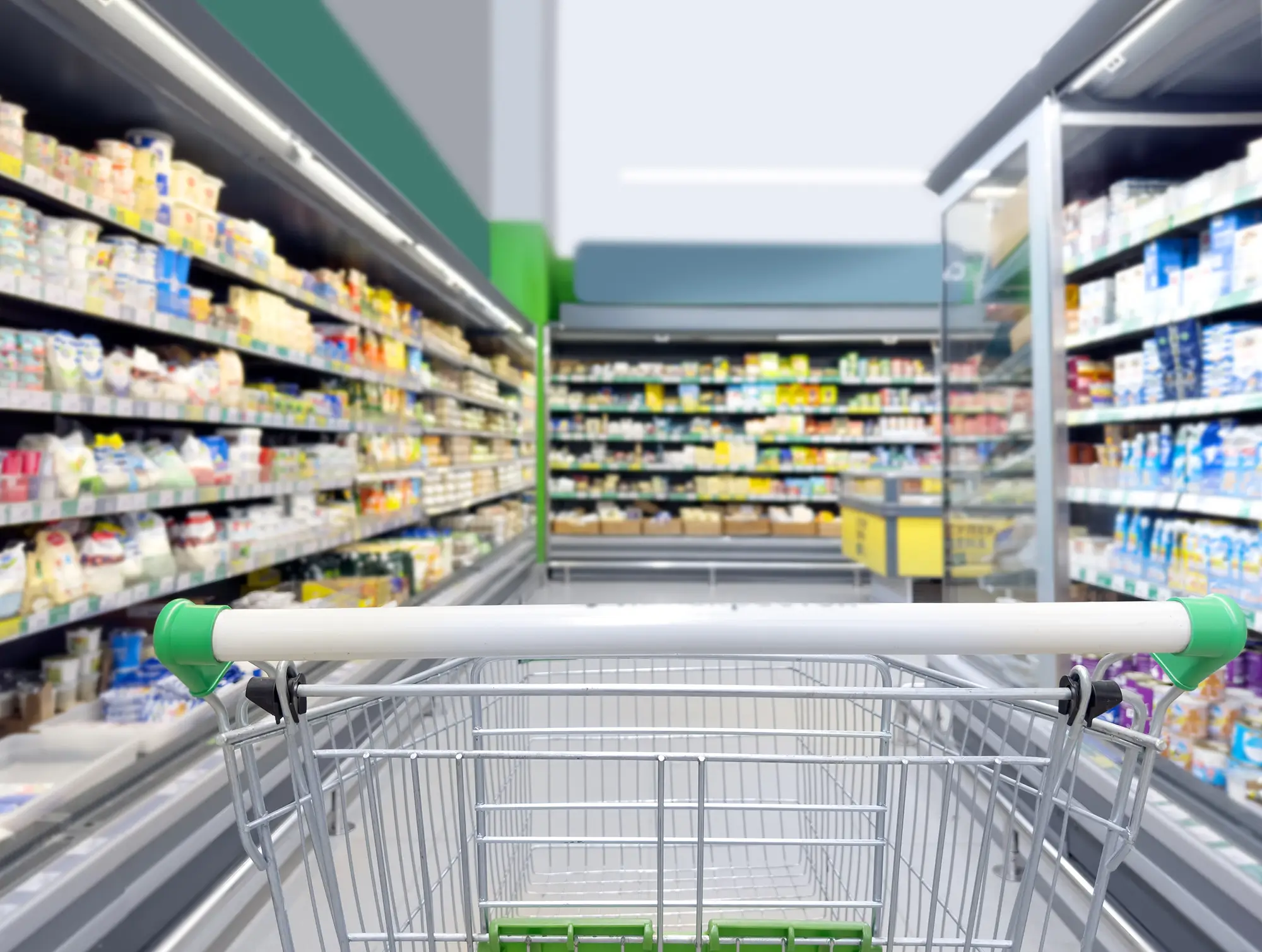 nákupní vozík v supermarketu