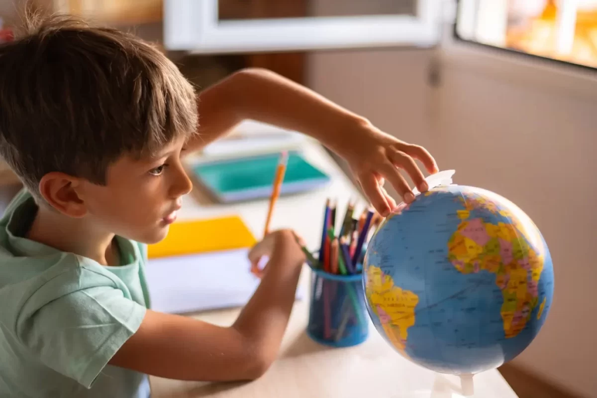 školák na hodině zeměpisu