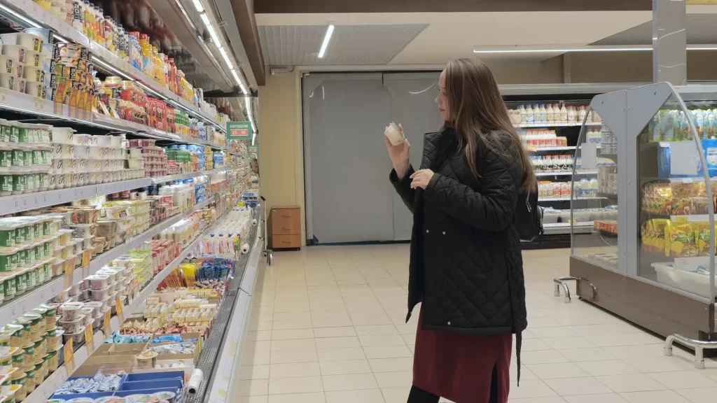 Nakupující v obchodě čte etiketu - Techsvět nakupující studuje etiketu