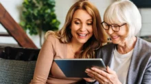 seniorka s dcerou čtou zprávu z tabletu