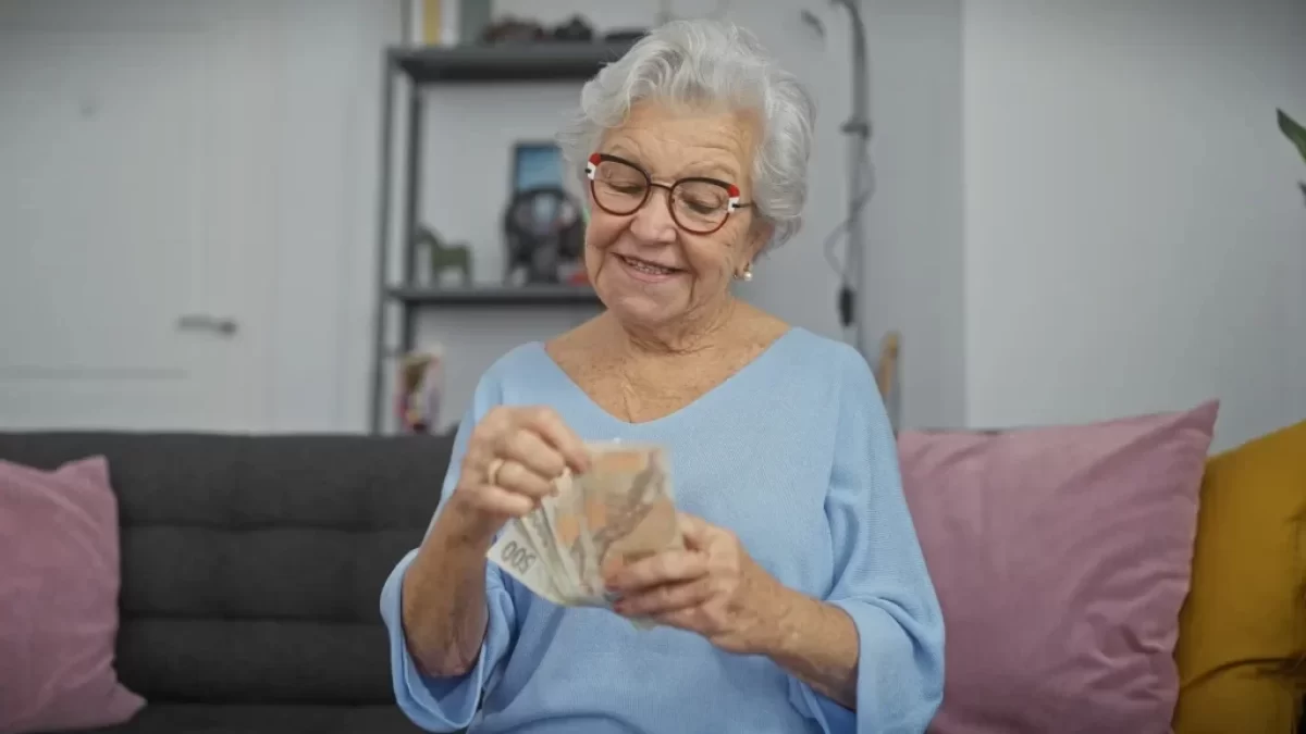 Seniorka s penězi
