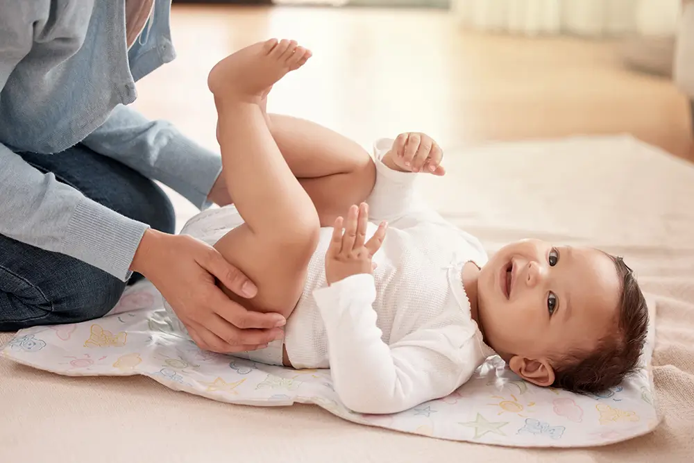Aby plenky účinně plnily svou funkci, je třeba zvolit správnou velikost. Nesmějí být příliš volné, ani příliš těsné. - Techsvět maminka přebaluje dítě