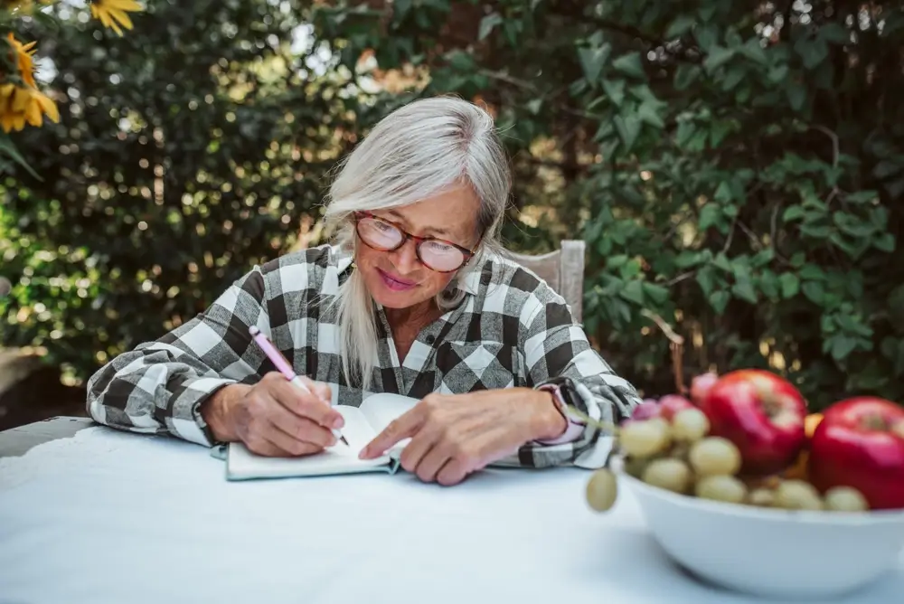 shutterstock_2529960893 - Techsvět seniorka na zahradě