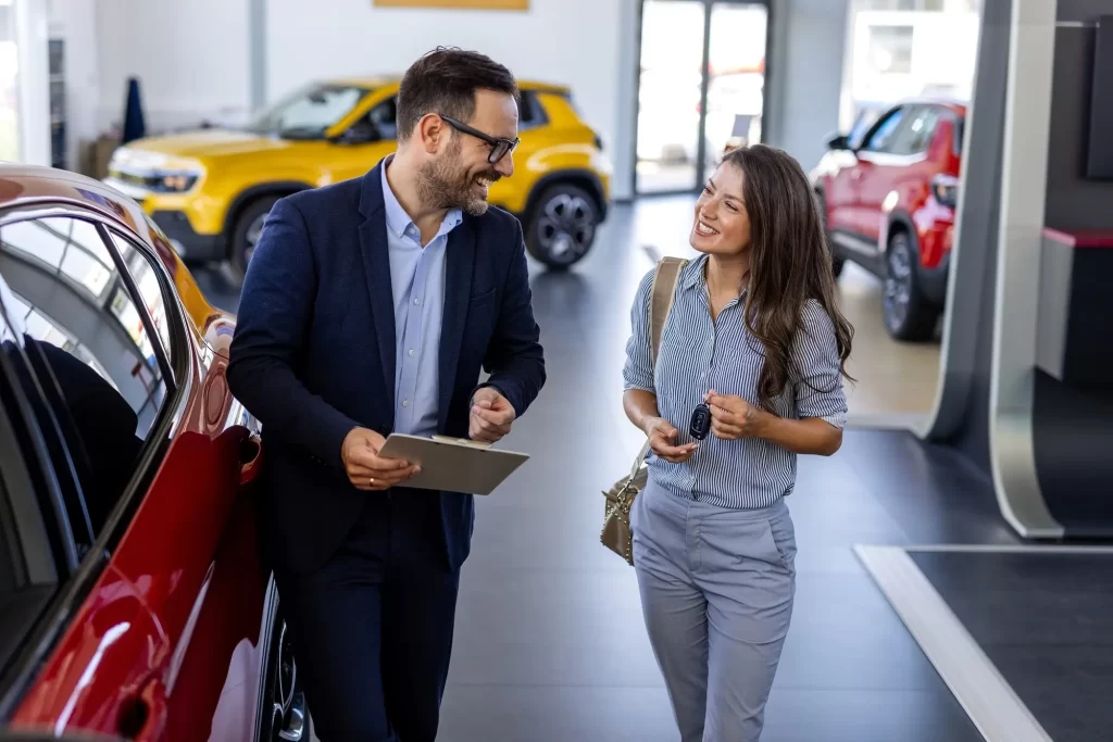 žena kupuje nové auto - Techsvět nákup nového auta v autosalonu