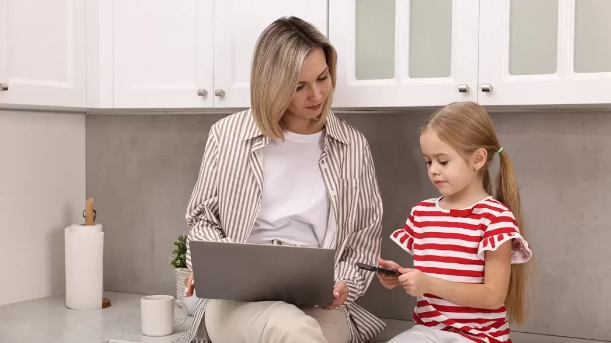 maminka pracuje s dcerou